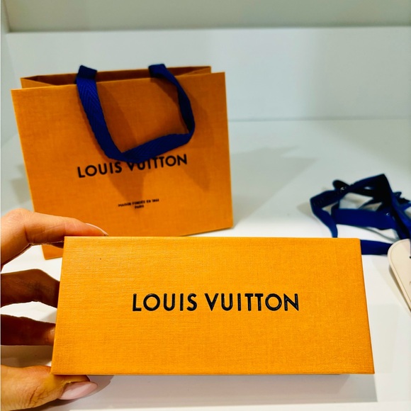 Louis Vuitton Empty gift box and bag with ribbon and tag. - Picture 3 of 7